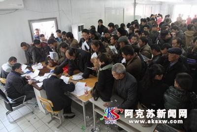 新疆阿克蘇首次發放環保車貼引關注 環保熱情高，服務待優化